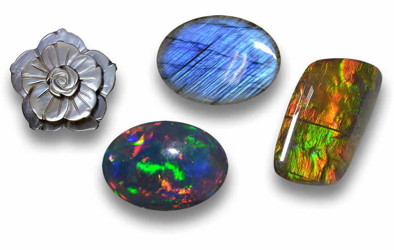 أحجار كريمة متقزحة الألوان ذات تلاعب لوني ولمعان.