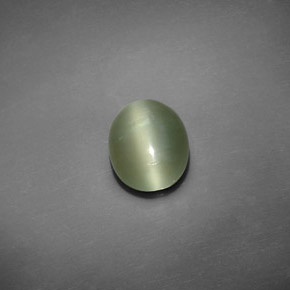 Actinolite Cat's Eye طبيعي بلون أخضر، وزن ‎1.93‎ قيراط، شكل بيضاوى، مقاس ‎9.2x7.4‎ مم