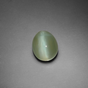 Actinolite Cat's Eye طبيعي بلون أخضر، وزن ‎3.02‎ قيراط، شكل بيضاوى، مقاس ‎10.2x8‎ مم