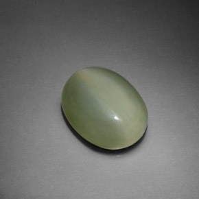 Actinolite Cat's Eye طبيعي بلون أخضر، وزن ‎5.39‎ قيراط، شكل بيضاوى، مقاس ‎13.2x10.2‎ مم