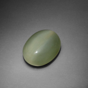 Actinolite Cat's Eye طبيعي بلون أخضر، وزن ‎5.39‎ قيراط، شكل بيضاوى، مقاس ‎13.2x10.2‎ مم