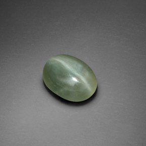 Actinolite Cat's Eye طبيعي بلون أخضر، وزن ‎2.21‎ قيراط، شكل بيضاوى، مقاس ‎10.1x8‎ مم