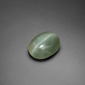 Actinolite Cat's Eye طبيعي بلون أخضر، وزن ‎2.21‎ قيراط، شكل بيضاوى، مقاس ‎10.1x8‎ مم