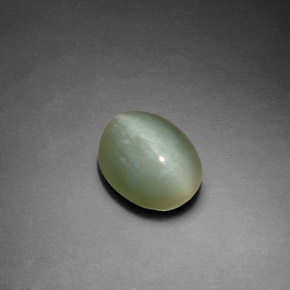 Actinolite Cat's Eye طبيعي بلون أخضر، وزن ‎2.76‎ قيراط، شكل بيضاوى، مقاس ‎10.1x8‎ مم