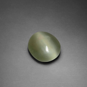 Actinolite Cat's Eye طبيعي بلون أخضر، وزن ‎2.33‎ قيراط، شكل بيضاوى، مقاس ‎10x8.9‎ مم