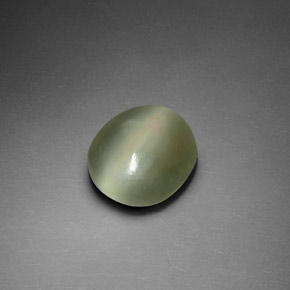 Actinolite Cat's Eye طبيعي بلون أخضر، وزن ‎2.33‎ قيراط، شكل بيضاوى، مقاس ‎10x8.9‎ مم