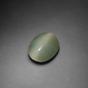 Actinolite Cat's Eye طبيعي بلون أخضر، وزن ‎2.37‎ قيراط، شكل بيضاوى، مقاس ‎9.9x8‎ مم