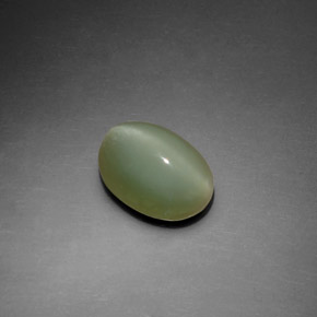 Actinolite Cat's Eye طبيعي بلون أخضر، وزن ‎2.22‎ قيراط، شكل بيضاوى، مقاس ‎9.9x7.6‎ مم