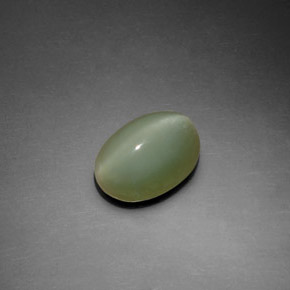 Actinolite Cat's Eye طبيعي بلون أخضر، وزن ‎2.22‎ قيراط، شكل بيضاوى، مقاس ‎9.9x7.6‎ مم
