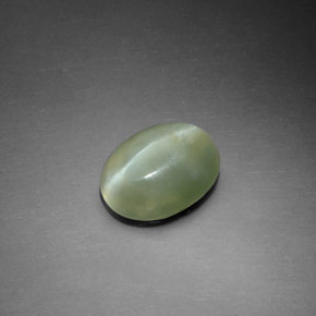 Actinolite Cat's Eye طبيعي بلون أخضر، وزن ‎1.72‎ قيراط، شكل بيضاوى، مقاس ‎9.9x7.6‎ مم