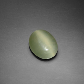 Actinolite Cat's Eye طبيعي بلون أخضر، وزن ‎2.20‎ قيراط، شكل بيضاوى، مقاس ‎10x8‎ مم