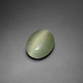 Actinolite Cat's Eye طبيعي بلون أخضر، وزن ‎2.20‎ قيراط، شكل بيضاوى، مقاس ‎10x8‎ مم