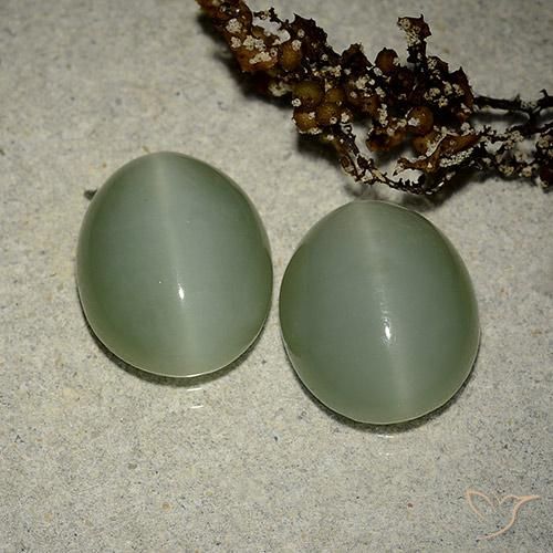 Actinolite Cat's Eye طبيعي بلون أخضر فاتح-متوسط، وزن ‎10.64‎ قيراط، شكل بيضاوى، مقاس ‎13.3x10.8‎ مم