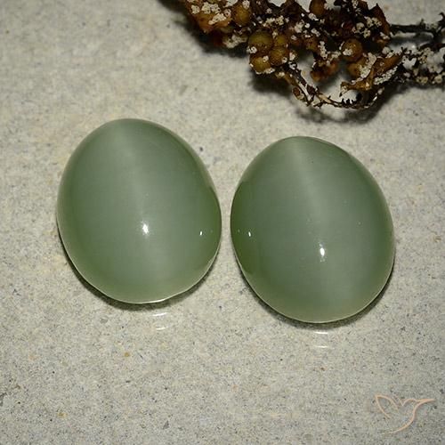 أحجار عين القط الأكتينوليت Medium Light-Green طبيعية، قصة بيضاوى، نصف شفاف، وزنها 12.17 قيراط