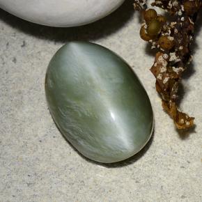 Actinolite Cat's Eye طبيعي بلون أخضر، وزن ‎4.96‎ قيراط، شكل بيضاوى، مقاس ‎14.1x10‎ مم