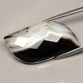 عقيق متعدد الألوان طبيعي، شكل خيالي، 27.84 قيراط، غير شفاف