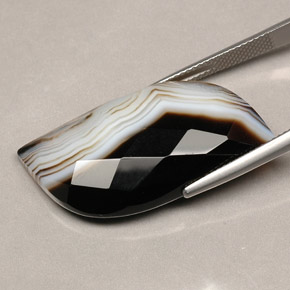 عقيق متعدد الألوان طبيعي، شكل خيالي، 27.84 قيراط، غير شفاف