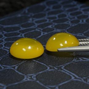 عقيق طبيعي بلون أصفر غامق، وزن ‎8.19‎ قيراط، شكل بيضاوى، مقاس ‎11.2x10‎ مم