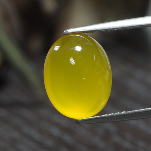 عقيق أصفر عسلى فاتح طبيعي، قصة بيضاوى، 3.84 قيراط، نصف شفاف