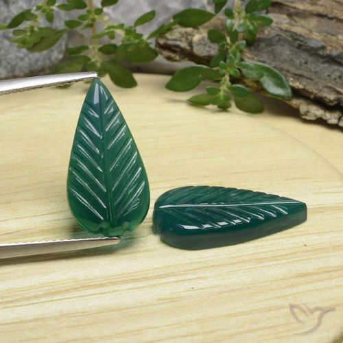 أحجار عقيق أخضر داكن متوسط طبيعية، فانسى، نصف شفاف، وزنها 8.25 قيراط