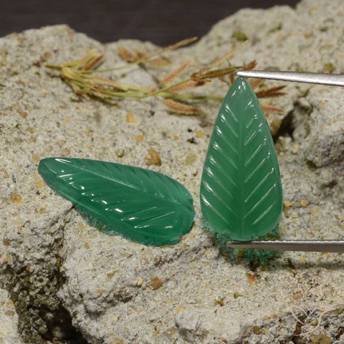 أحجار عقيق أخضر دافئ طبيعية، فانسى، نصف شفاف، وزنها 8.55 قيراط