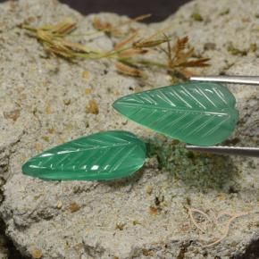 أحجار عقيق أخضر متوسط طبيعية، فانسى، نصف شفاف، وزنها 6.05 قيراط