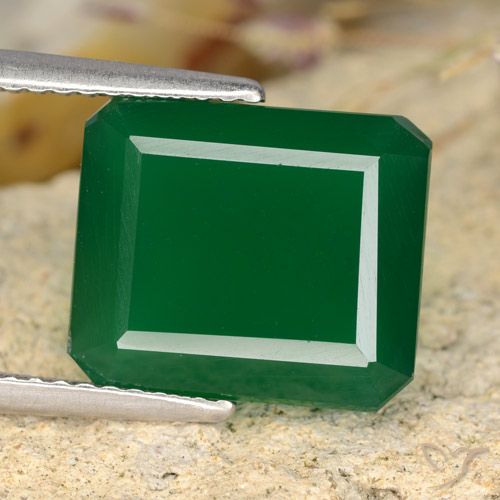 عقيق طبيعي بلون أخضر متوسط، وزن ‎4.92‎ قيراط، شكل قص الزمرد، مقاس ‎11.9x10.1‎ مم