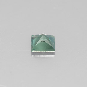 ألكسندريت طبيعي بلون أخضر/أحمر، وزن ‎0.23‎ قيراط، شكل مربع، مقاس ‎3.5x3.4‎ مم