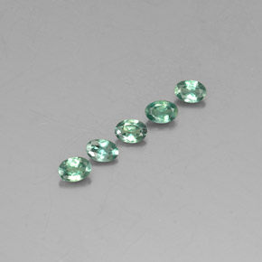 أحجار الكسندريت أخضر/أحمر طبيعية، قصة بيضاوى، VVS-VS، وزنها  قيراط