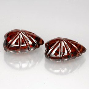 أحجار عقيق الألماندين أحمر غامق طبيعية، شكل القلب، نصف شفاف، وزنها  قيراط