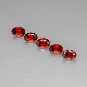 أحجار عقيق الألماندين أحمر طبيعية، قصة بيضاوى، قليلا جدا، وزنها  قيراط