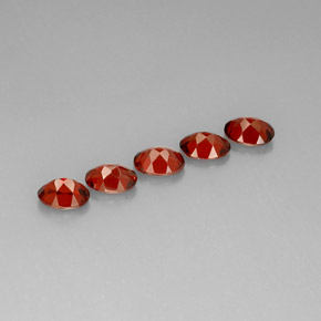 أحجار عقيق الألماندين أحمر طبيعية، قصة بيضاوى، قليلا جدا، وزنها  قيراط