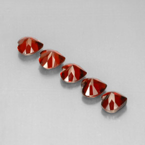 أحجار عقيق الألماندين أحمر غامق طبيعية، شكل القلب، قليلا جدا، وزنها  قيراط