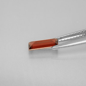 جارنيت ألماندين طبيعي بلون برتقالي أحمر، وزن ‎0.73‎ قيراط، شكل باغيت، مقاس ‎7.9x4‎ مم