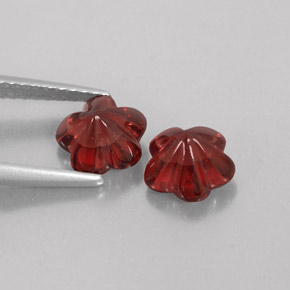 أحجار جارنيت ألماندين أحمر غامق طبيعية، شفاف، شفاف / نصف شفاف، وزنها  قيراط