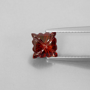 جارنيت ألماندين طبيعي بلون أحمر عميق، وزن ‎2.21‎ قيراط، شكل شفاف، مقاس ‎7x6.9‎ مم