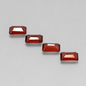 أحجار عقيق الألماندين أحمر غامق طبيعية، قص الزمرد، VVS-VS، وزنها  قيراط