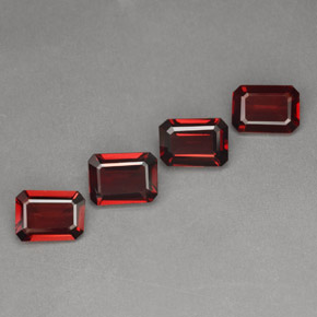 أحجار عقيق الألماندين أحمر غامق طبيعية، قص الزمرد، VVS، وزنها  قيراط