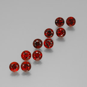 جارنيت ألماندين طبيعي بلون أحمر عميق، وزن ‎‎ قيراط، شكل دائري، مقاس ‎5.00‎ مم