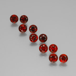 جارنيت ألماندين طبيعي بلون أحمر عميق، وزن ‎‎ قيراط، شكل دائري، مقاس ‎5.00‎ مم