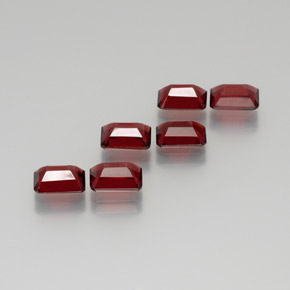 أحجار عقيق الألماندين أحمر غامق طبيعية، قص الزمرد، قليلا جدا، وزنها  قيراط