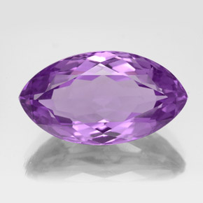 جمشت طبيعي بلون بنفسجي، وزن ‎8.97‎ قيراط، شكل ماركيز، مقاس ‎19.4x10.8‎ مم