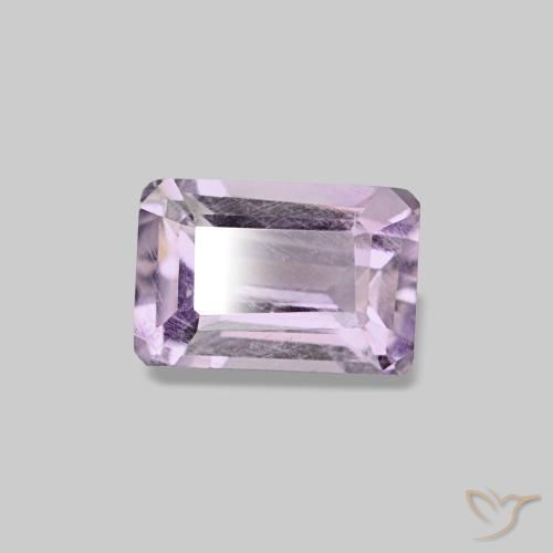 جمشت طبيعي بلون Light Grayish Pink-Violet، وزن ‎0.66‎ قيراط، شكل قص الزمرد، مقاس ‎6.1x4.1‎ مم