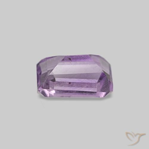 جمشت طبيعي بلون Light Grayish Pink-Violet، وزن ‎0.66‎ قيراط، شكل قص الزمرد، مقاس ‎6.1x4.1‎ مم