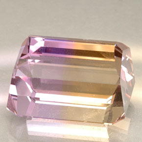 أمترين طبيعي بلون Violet Golden، وزن ‎23.37‎ قيراط، شكل قص الزمرد، مقاس ‎17.2x14.1‎ مم
