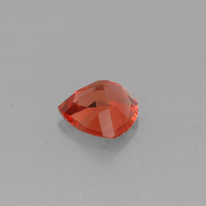 أنديسين لابرادوريت طبيعي بلون برتقالي عسلي، وزن ‎0.97‎ قيراط، شكل تريليون، مقاس ‎7.3x7.2‎ مم