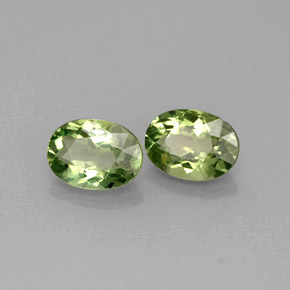 أحجار الأباتيت أخضر طبيعية، قصة بيضاوى، قليلا جدا، وزنها  قيراط