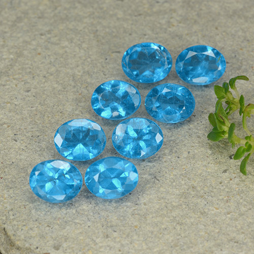 أحجار الأباتيت أزرق طبيعية، قصة بيضاوى، قليلا جدا، وزنها 2.68 قيراط
