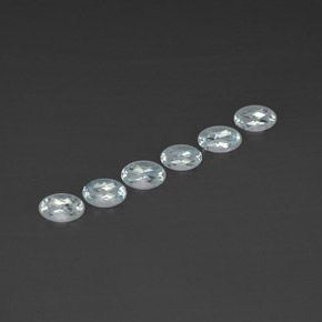 أحجار زبرجد أو أكوامارين أزرق فاتح طبيعية، قصة بيضاوى، VVS-VS، وزنها  قيراط