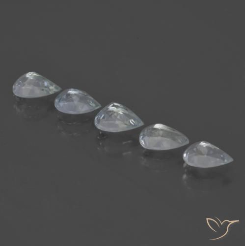 أحجار زبرجد أو أكوامارين أزرق فاتح طبيعية، شكل الكمثرى، VVS-VS، وزنها 1.88 قيراط